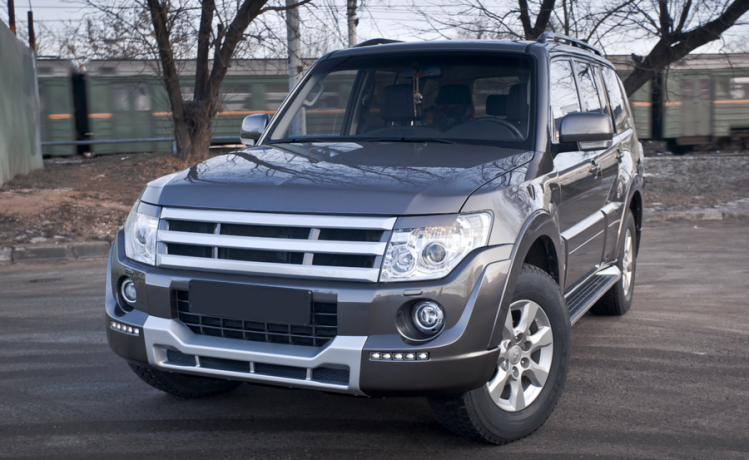Накладка (юбка) переднего бампера "Broomer Design" (Без ДХЛ) для Mitsubishi Pajero IV (2006-2015) купить недорого с доставкой в Ленинск-Кузнецкий